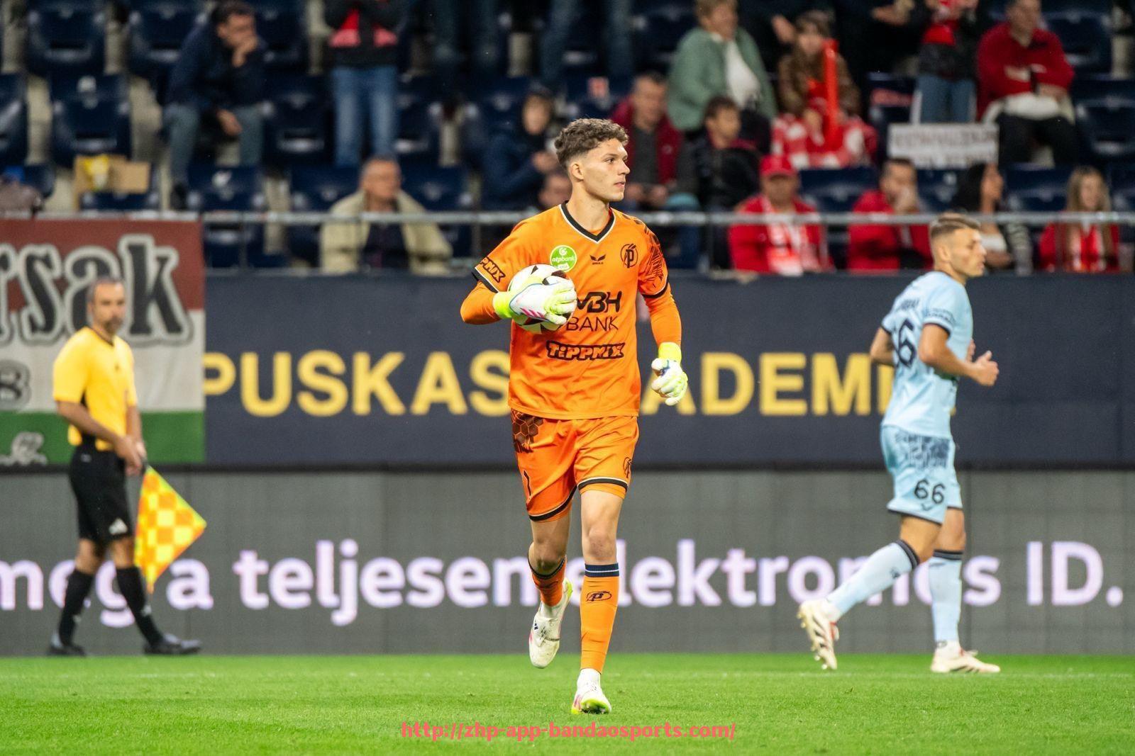 半岛体育app-德甲红牛球队外套：红牛系俱乐部的品牌形象与周边产品